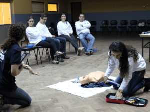 Médica da clínica UCARDIO a executar manobras de reanimação com desfibrilhador